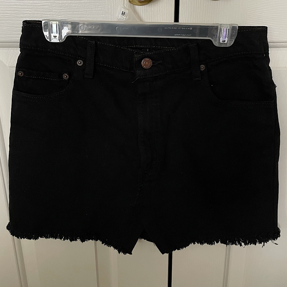 Levi’s black denim skirt
